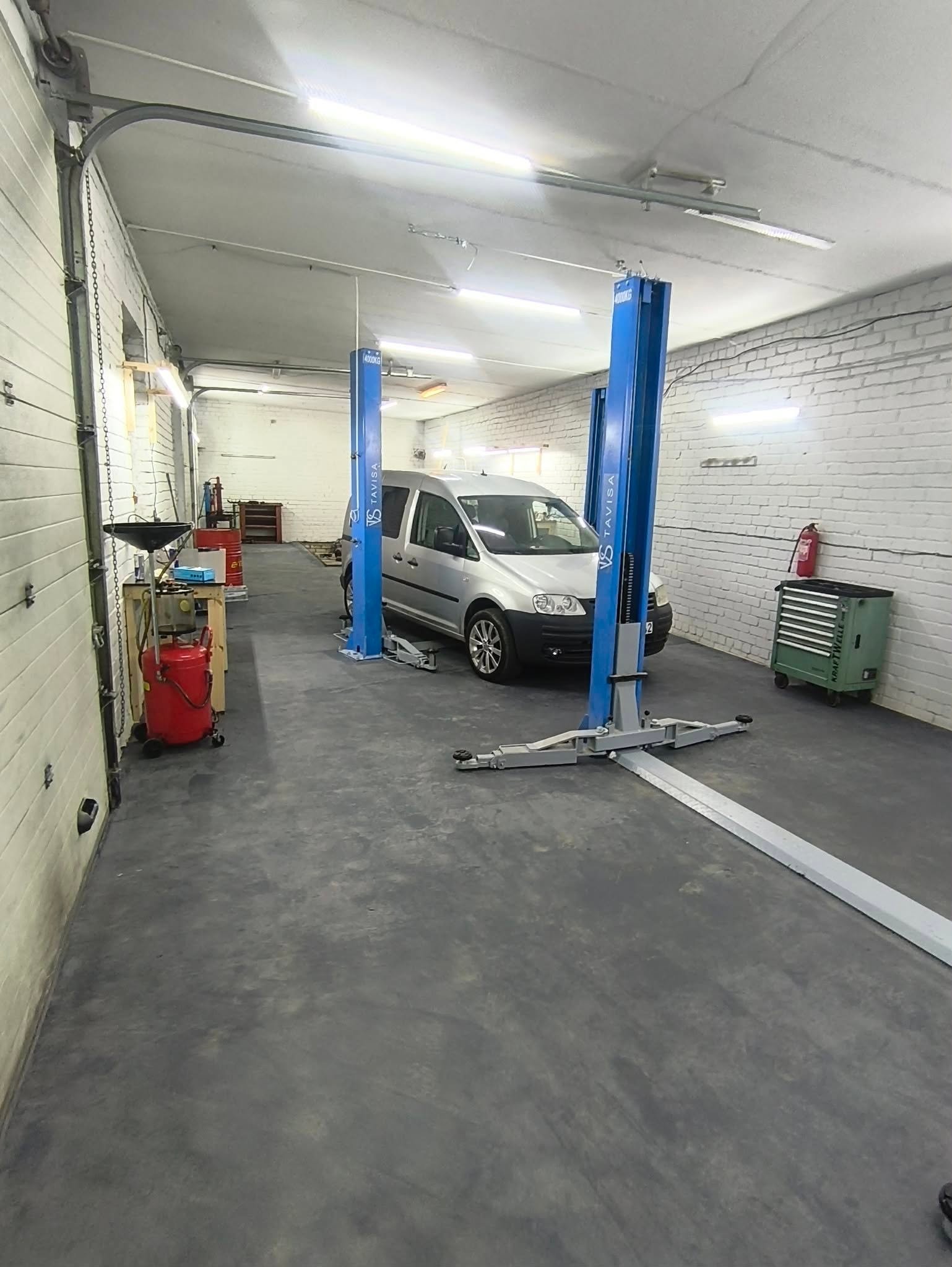 Tajusa autoserviso vidus su automobilio keltuvu