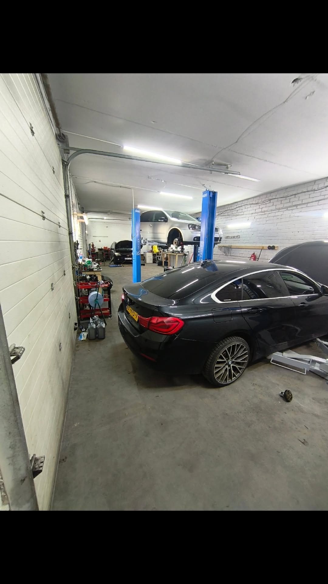 Automobiliai Tajusa autoserviso dirbtuvėse
